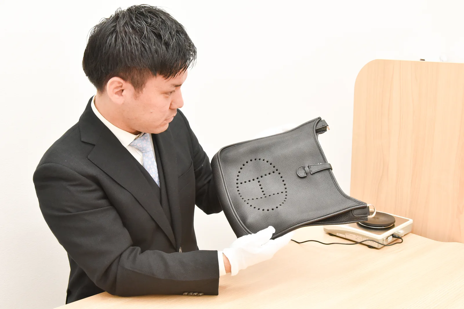 ブランド品は縫製と金具